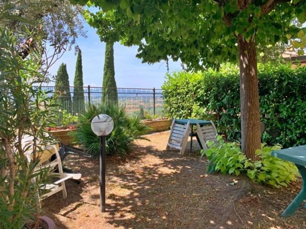 casa indipendente in vendita a Spello