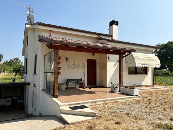 casa indipendente in vendita a Spello