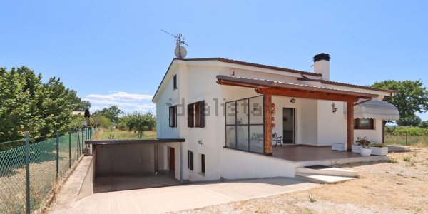 casa indipendente in vendita a Spello