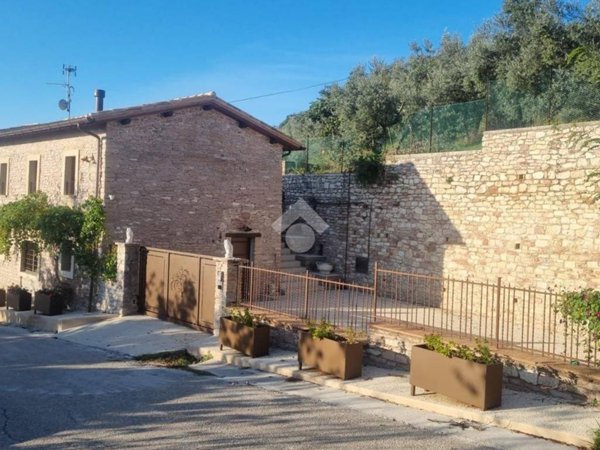 casa indipendente in vendita a Spello in zona Collepino