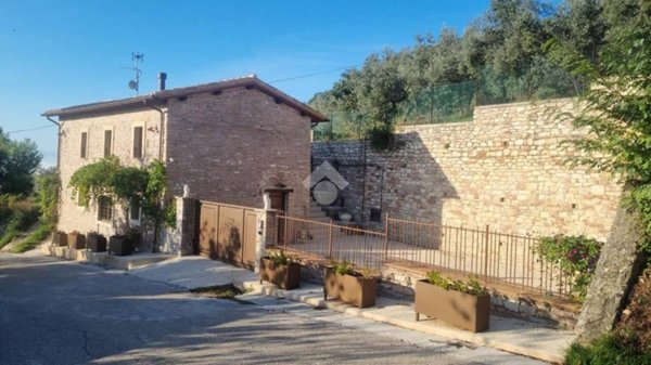 casa indipendente in vendita a Spello in zona Collepino