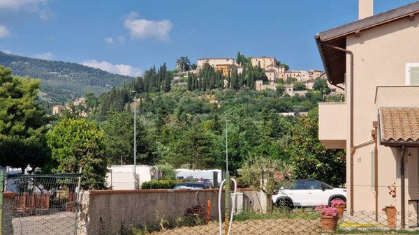 casa indipendente in vendita a Spello