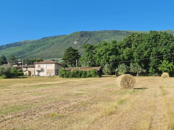 casa indipendente in vendita a Spello