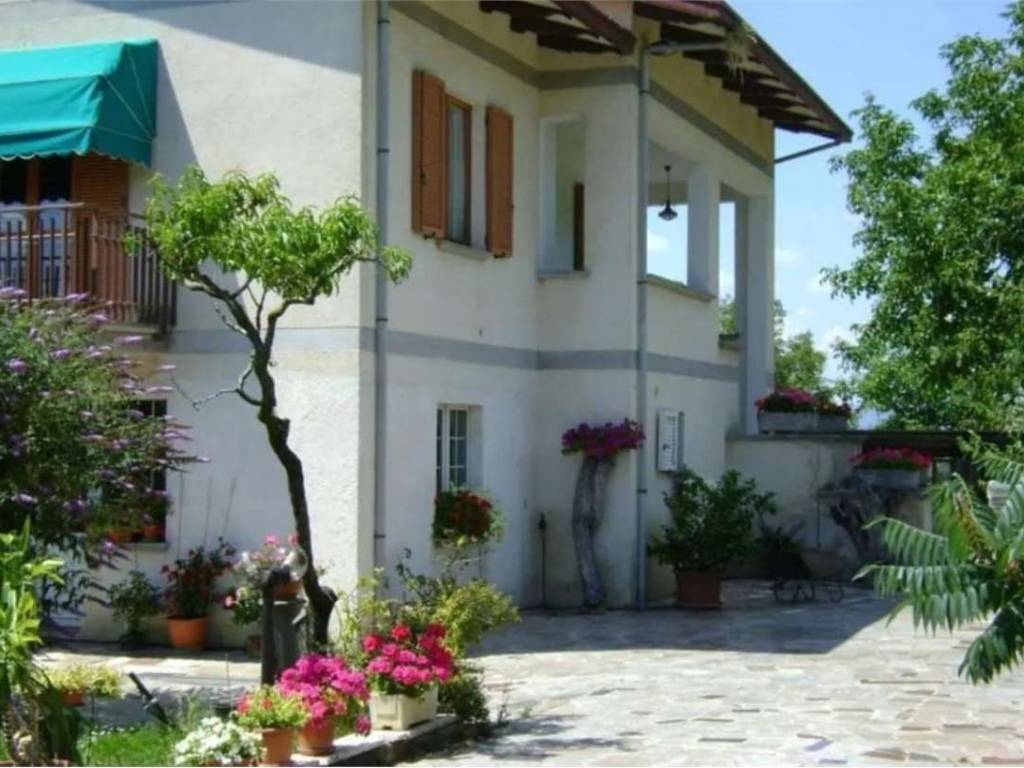 casa indipendente in vendita a Spello in zona Acquatino