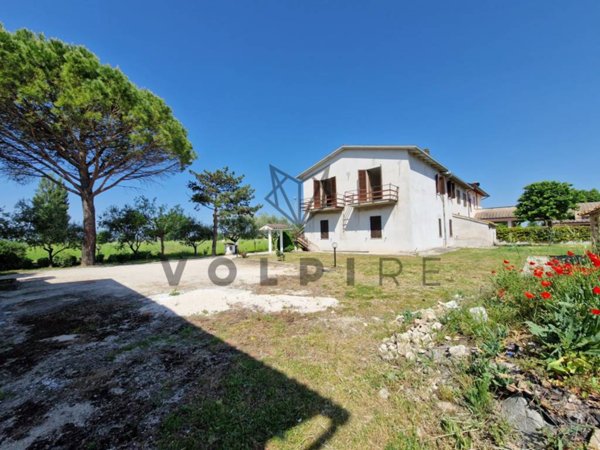 casa indipendente in vendita a Spello