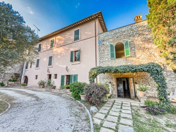 casa indipendente in vendita a Spello