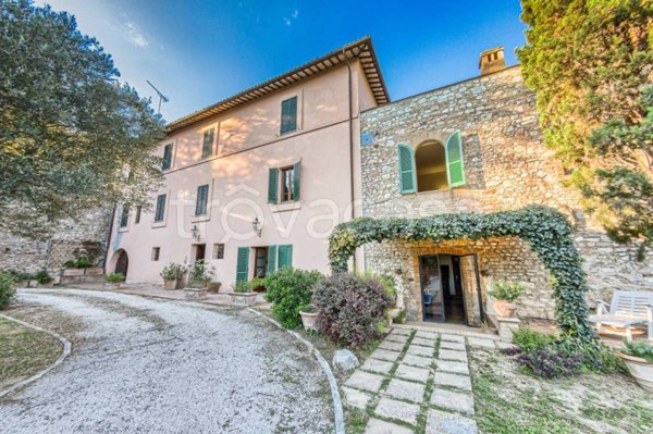 casa indipendente in vendita a Spello