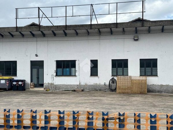 locale commerciale in vendita a Spello