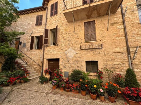 casa indipendente in vendita a Spello
