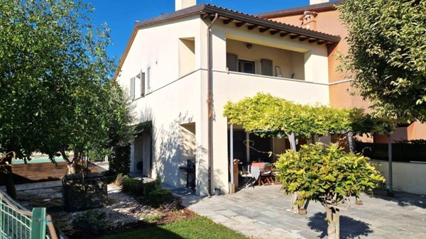 casa indipendente in vendita a Spello