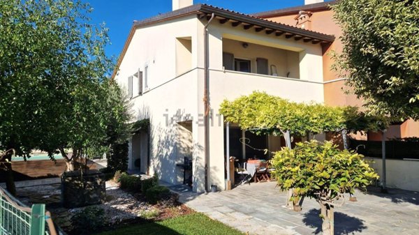 casa indipendente in vendita a Spello
