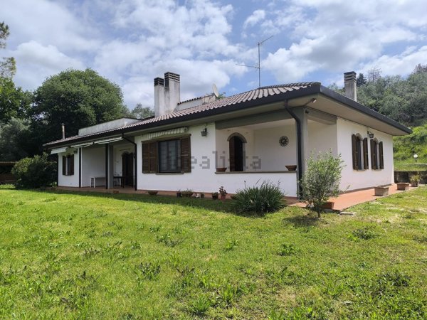 casa indipendente in vendita a Spello