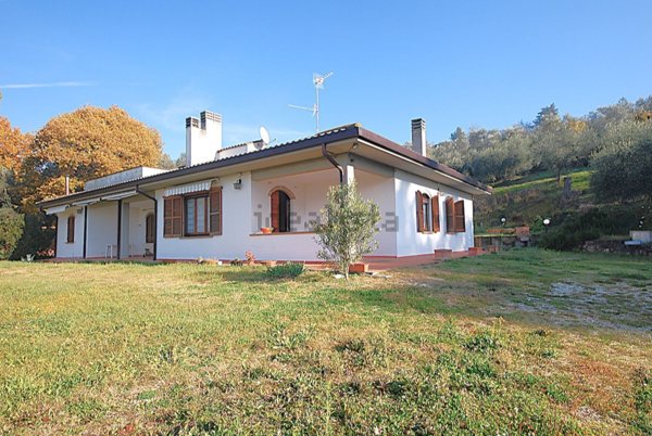 casa indipendente in vendita a Spello