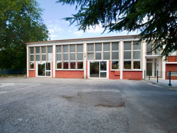 locale commerciale in vendita a Spello