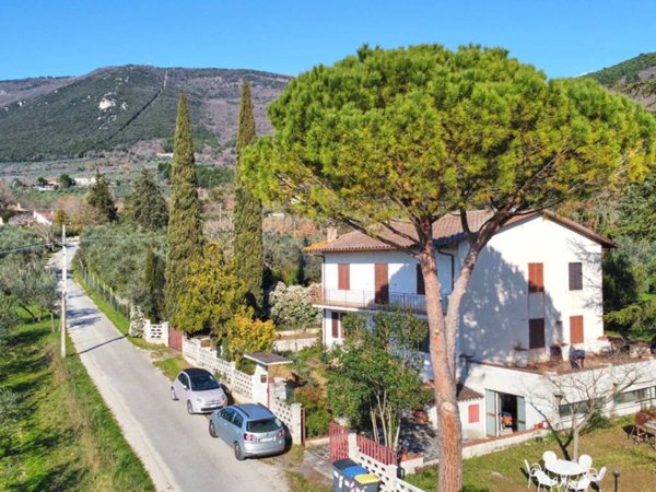 casa indipendente in vendita a Spello