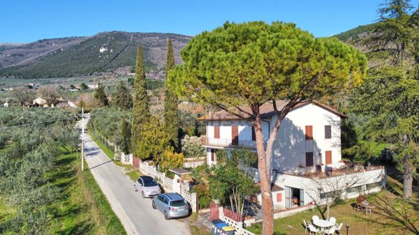 casa indipendente in vendita a Spello