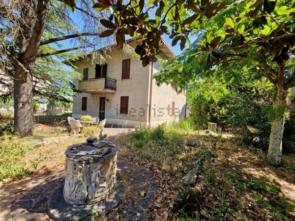 casa indipendente in vendita a Spello