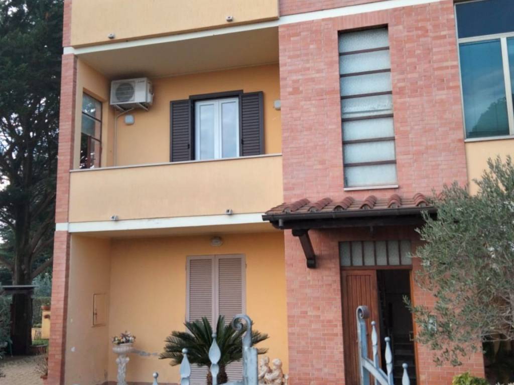 casa indipendente in vendita a Spello in zona Acquatino