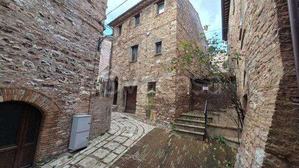 casa indipendente in vendita a Spello