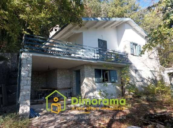 casa indipendente in vendita a Spello