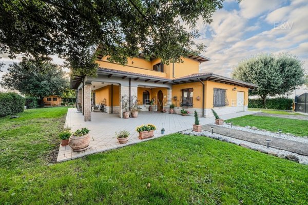 casa indipendente in vendita a Spello