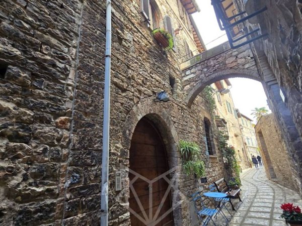 casa indipendente in vendita a Spello