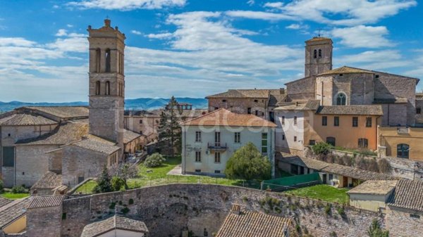 casa indipendente in vendita a Spello