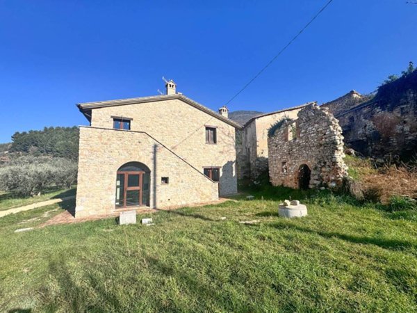 casa indipendente in vendita a Spello in zona San Giovanni