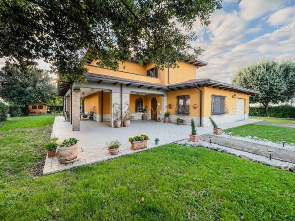 casa indipendente in vendita a Spello