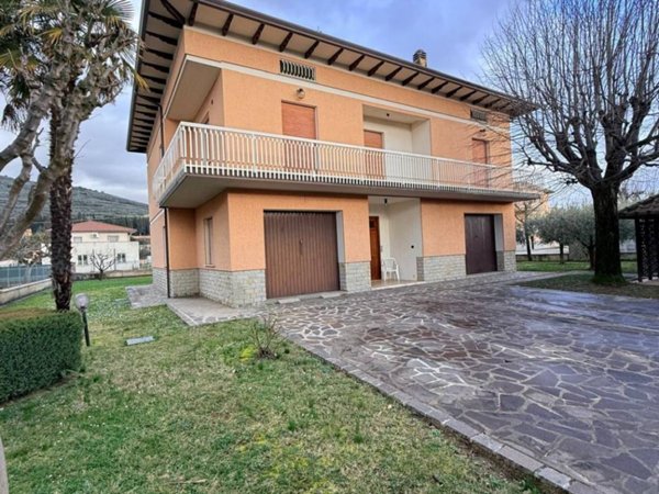 casa indipendente in vendita a Spello