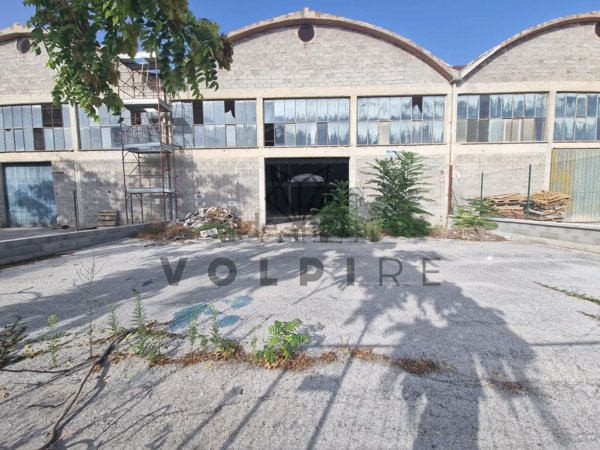 capannone in vendita a Spello