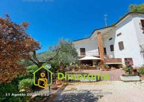 casa indipendente in vendita a Spello