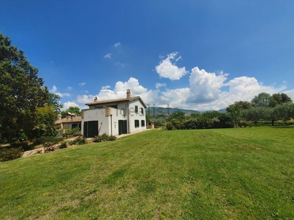 casa indipendente in vendita a Spello