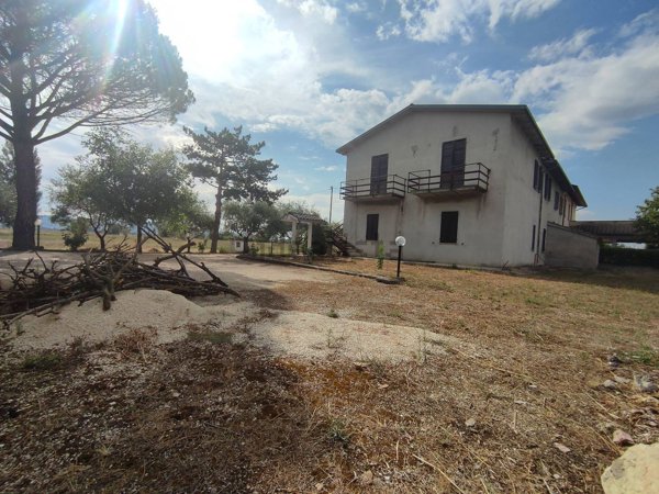 casa indipendente in vendita a Spello