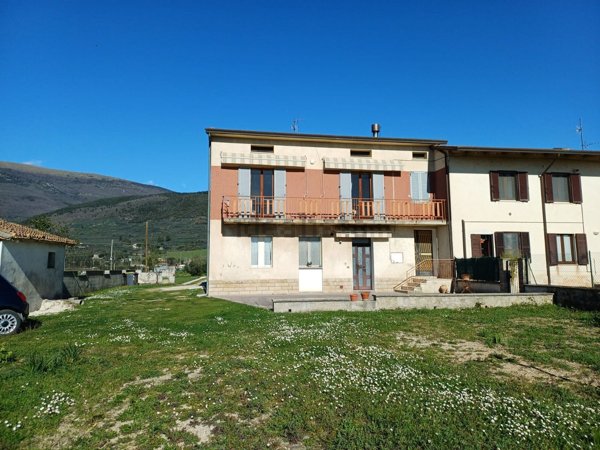 casa indipendente in vendita a Spello