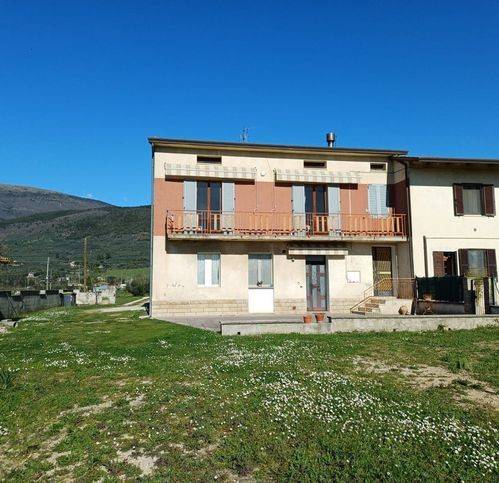 casa indipendente in vendita a Spello