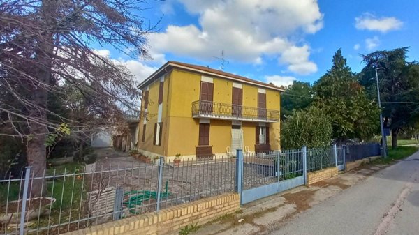 casa indipendente in vendita a Spello