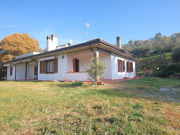 casa indipendente in vendita a Spello