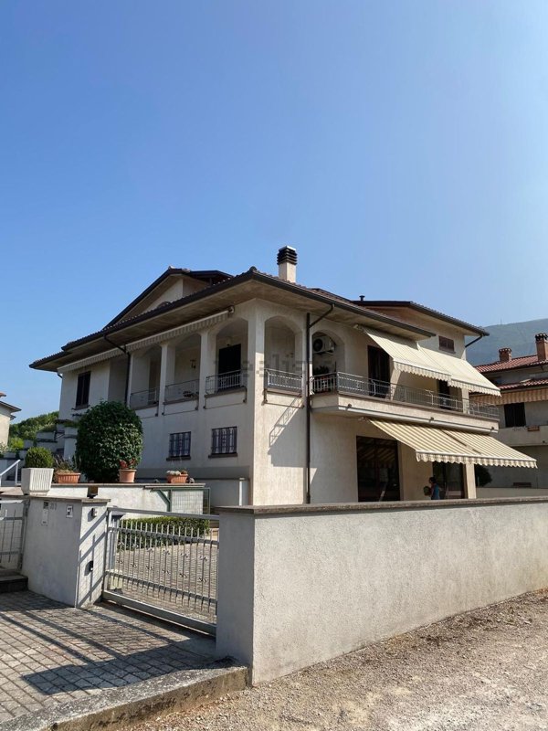 casa indipendente in vendita a Spello