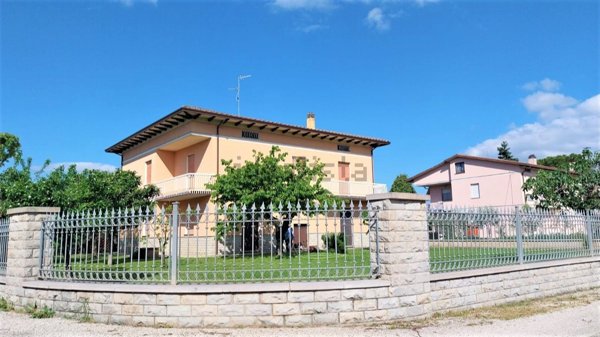 casa indipendente in vendita a Spello
