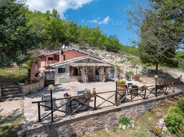 casa indipendente in vendita a Spello in zona Collepino
