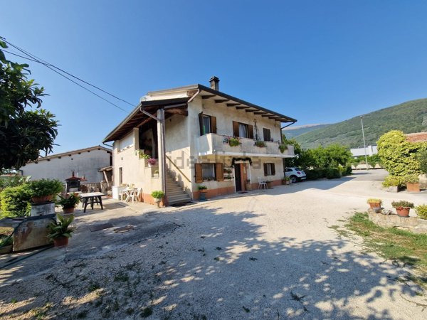 casa indipendente in vendita a Spello