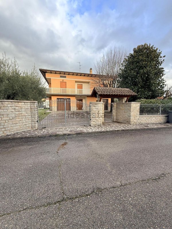 casa indipendente in vendita a Spello