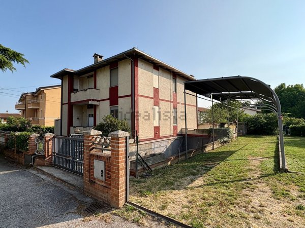 casa indipendente in vendita a Spello