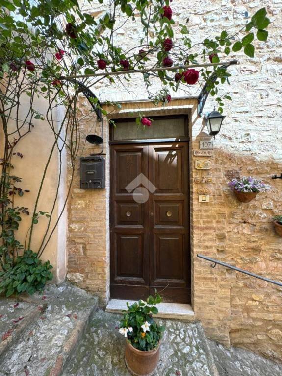 casa indipendente in vendita a Spello