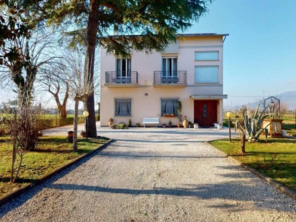 casa indipendente in vendita a Spello
