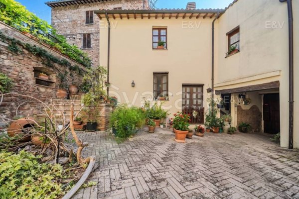 casa indipendente in vendita a Spello