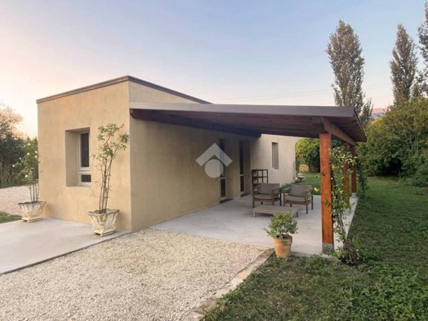 casa indipendente in vendita a Spello