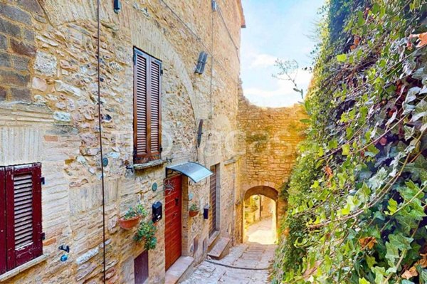 casa indipendente in vendita a Spello