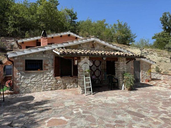 casa indipendente in vendita a Spello in zona San Giovanni
